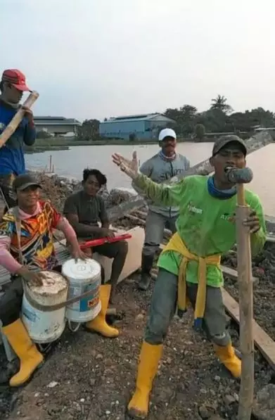 Aksi nyeleneh kuli bangunan saat lagi santai © 2022 berbagai sumber Aksi nyeleneh kuli bangunan saat lagi santai © 2022 berbagai sumber