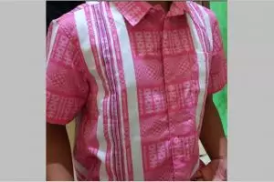 11 Momen beli kemeja motifnya mirip benda sehari-hari, kok bisa?