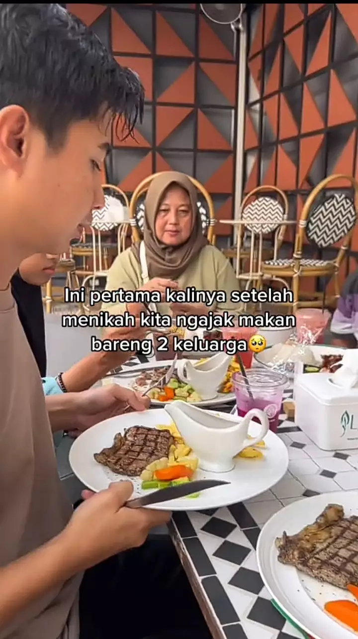 hadiah umroh ke orang tua © 2022 brilio.net