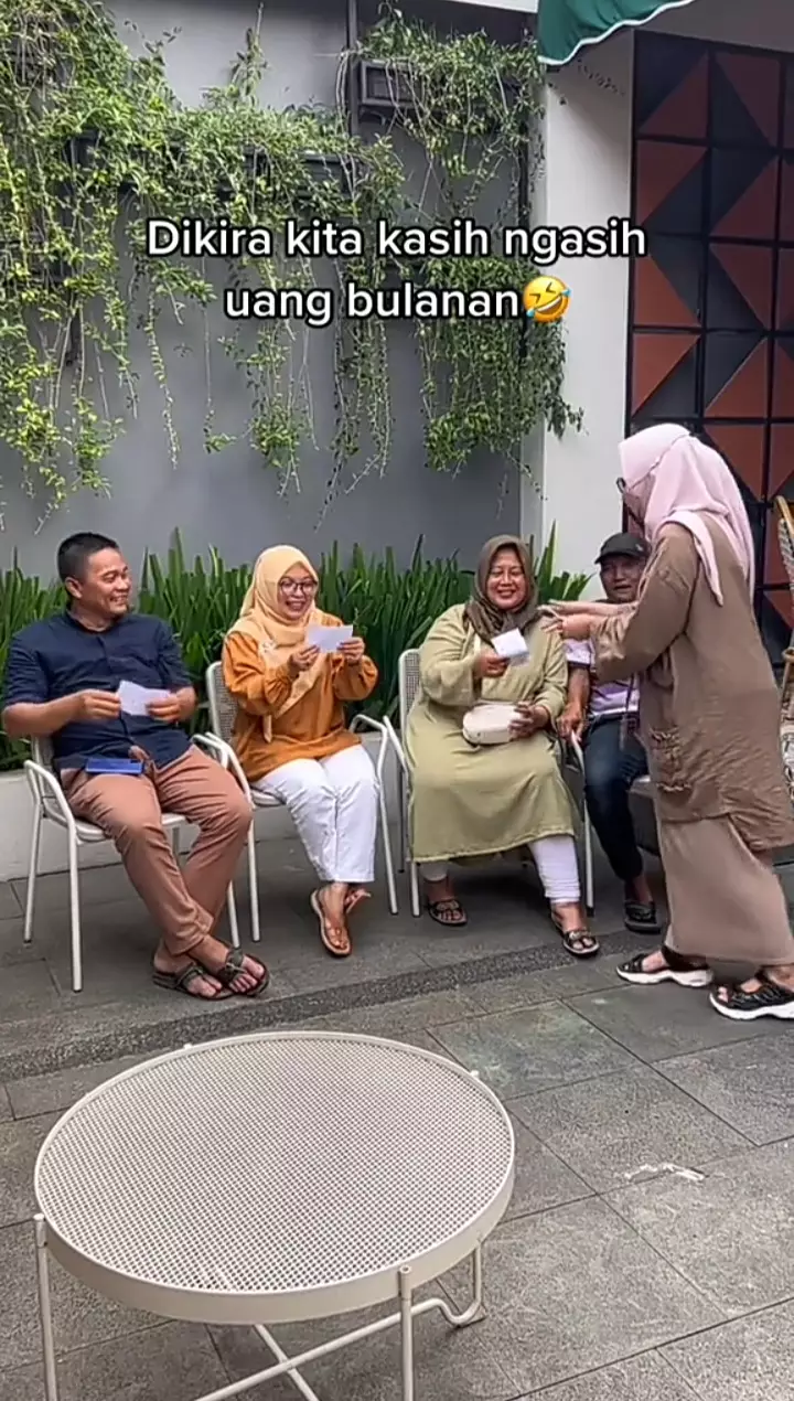 hadiah umroh ke orang tua © 2022 brilio.net