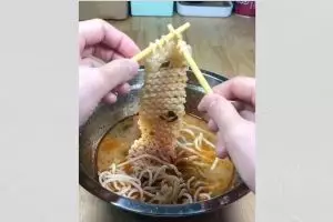 11 Potret kreasi nyeleneh makan pakai mi, bikin geleng kepala lihatnya