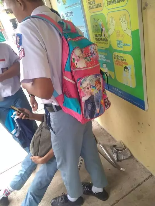 cowok pakai tas imut © berbagai sumber