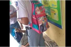 9 Potret kocak cowok pakai tas imut bak anak-anak, bikin senyum tipis