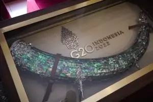 Potret 9 suvenir KTT G20 ini melokal banget, keris perak lapis emas