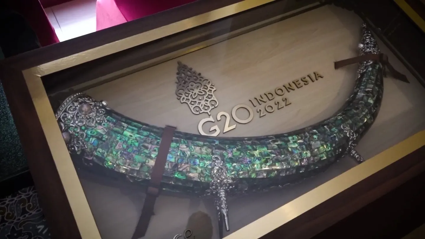 Potret 9 suvenir KTT G20 ini melokal banget, keris perak lapis emas