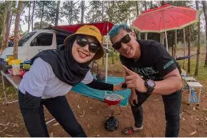 11 Potret mesra Ujang 'Preman Pensiun' & kekasih, hobi ngetrill bareng