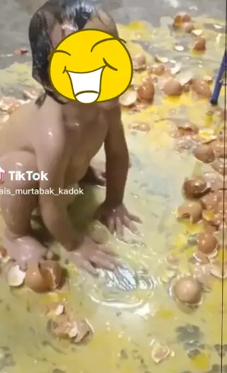Anak mandi pakai telur © 2022 brilio.net