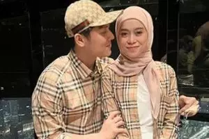 Rizky Billar ikut foto bareng geng arisan Lesty, posenya tuai kritik