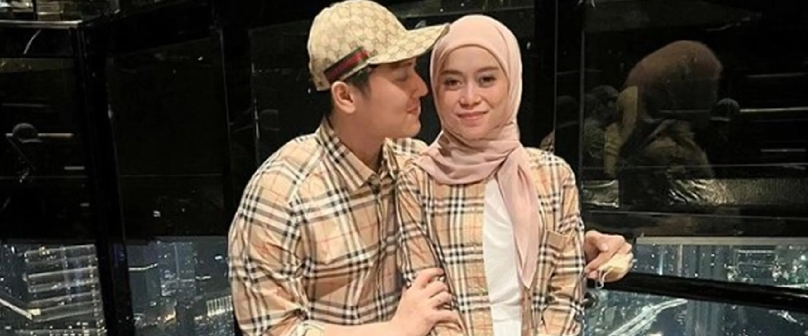 Rizky Billar ikut foto bareng geng arisan Lesty, posenya tuai kritik