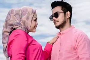 Resmi cerai, intip 9 momen kenangan Elly Sugigi dan Irwan Aher