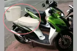 11 Modifikasi motor nyeleneh biar antiribet ini bikin geleng kepala 