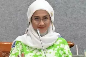 11 Penampilan Desy Ratnasari saat jadi dosen tamu, gayanya berkelas