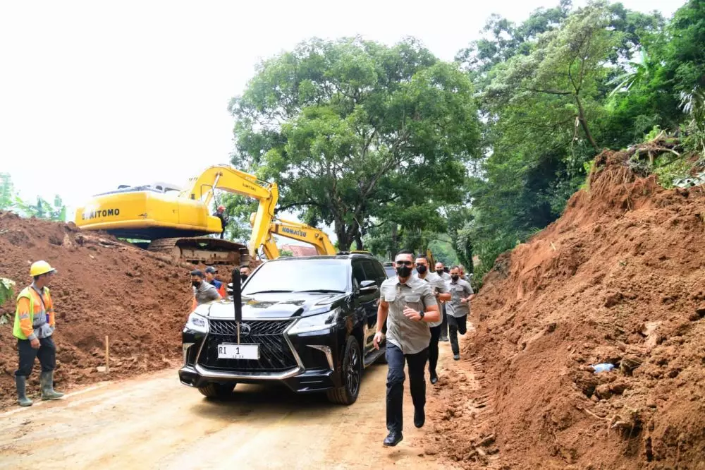 Jokowi kunjungi korban terdampak gempa © 2022 berbagai sumber Jokowi kunjungi korban terdampak gempa © 2022 berbagai sumber