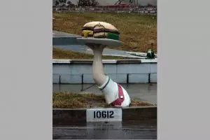 11 Penampakan kotak surat di halaman rumah ini bentuknya nggak biasa