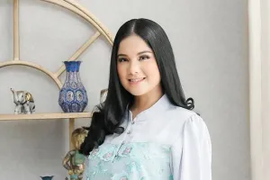 5 Rahasia wajah glowing ala Annisa Pohan, lakukan face massage
