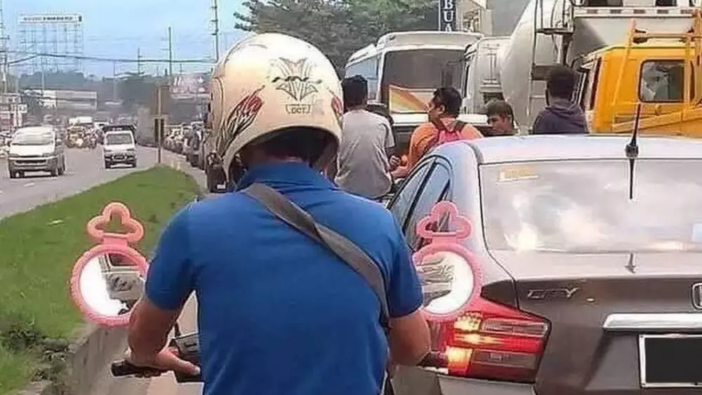 Penampakan nyeleneh spion kendaraan © berbagai sumber