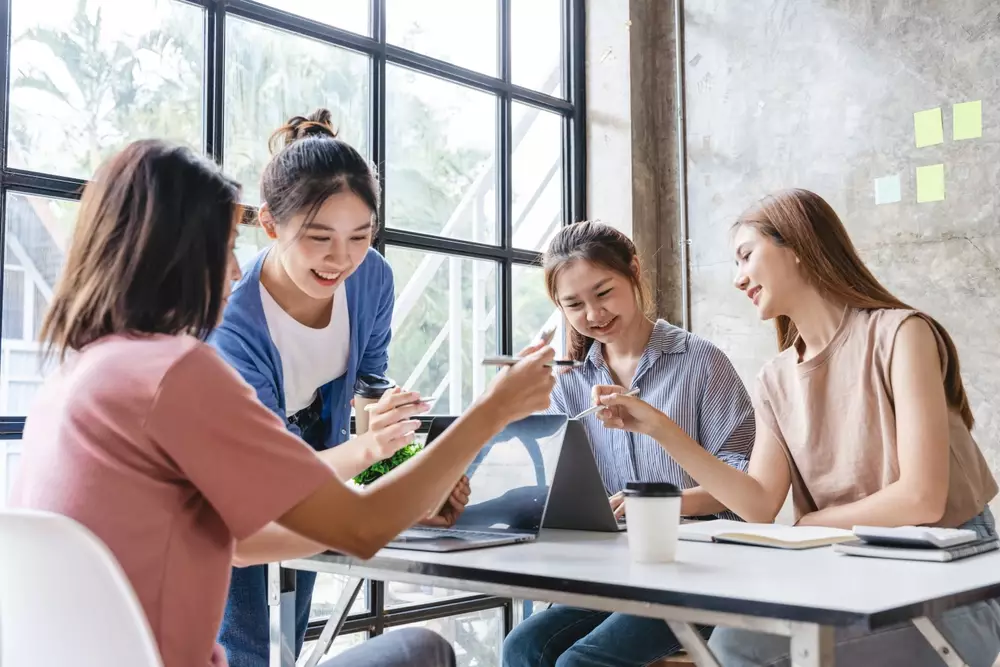 OOTD kampus beserta pose anti mati gaya © berbagai sumber