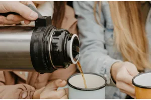 Cara bersihkan bagian dalam termos air, hanya gunakan satu bahan