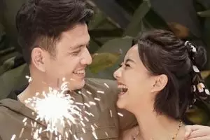 9 Momen bulan madu Glenca Chysara & Rendi Jhon di Bali, asyik berenang