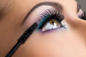 11 Produk maskara warna di bawah Rp 250 ribu, riasan jadi lebih unik