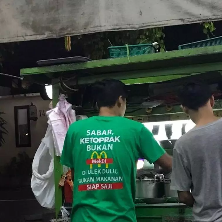 Tulisan di belakang baju pedagang Berbagai sumber Tulisan di belakang baju pedagang Berbagai sumber