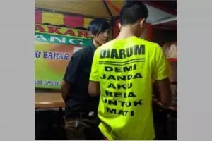 11 Tulisan nyeleneh di belakang baju pedagang ini bikin salah fokus