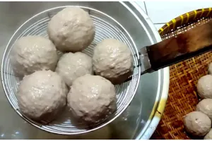 Trik bikin bakso isi telur agar tampilannya rapi dan antigagal