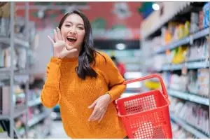 Penjual warung sembako ini susun rapi barang jualannya, ini potretnya