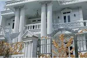 Potret ular jadi satpam rumah mewah di Garut, kerap nangkring di pagar