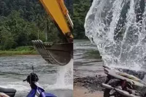 11 Kelakuan nyeleneh manfaatkan alat berat ini bikin tepuk jidat