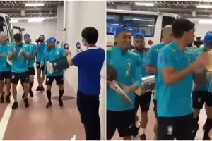Momen pemain Timnas Brasil masuk stadion sambil joget, kompak abis