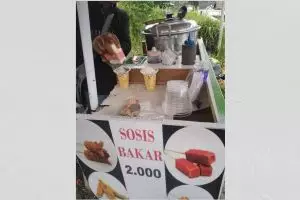 11 Potret nama warung dan menu nggak nyambung ini bikin mikir keras