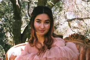 Trik makeup pakai kacamata ala Stephanie Poetri agar tidak cakey