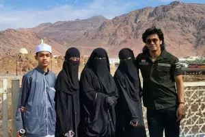Bergaya rocker saat umrah, intip 11 potret dulu hingga kini Abidzar