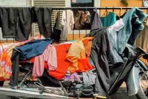 15 Potret kendaraan alih fungsi jadi tempat jemur ini kocak abis