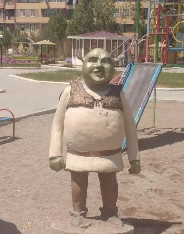 Patung Shrek Berbagai sumber