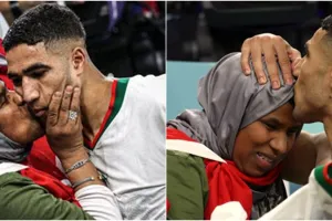 Momen Achraf Hakimi peluk ibu usai Maroko kalahkan Belgia, bikin haru