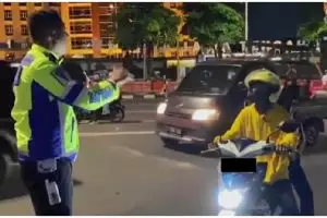 Cara polisi tilang pelanggar lalu lintas ini unik, minta izin dulu