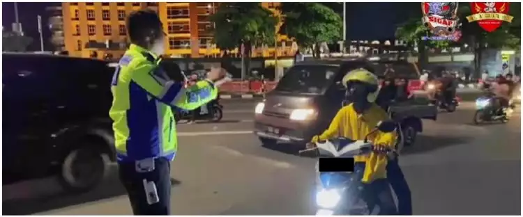 Cara polisi tilang pelanggar lalu lintas ini unik, minta izin dulu