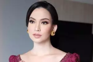 Wisuda S2, ini 11 potret kecantikan Karina Nadila kenakan kebaya merah