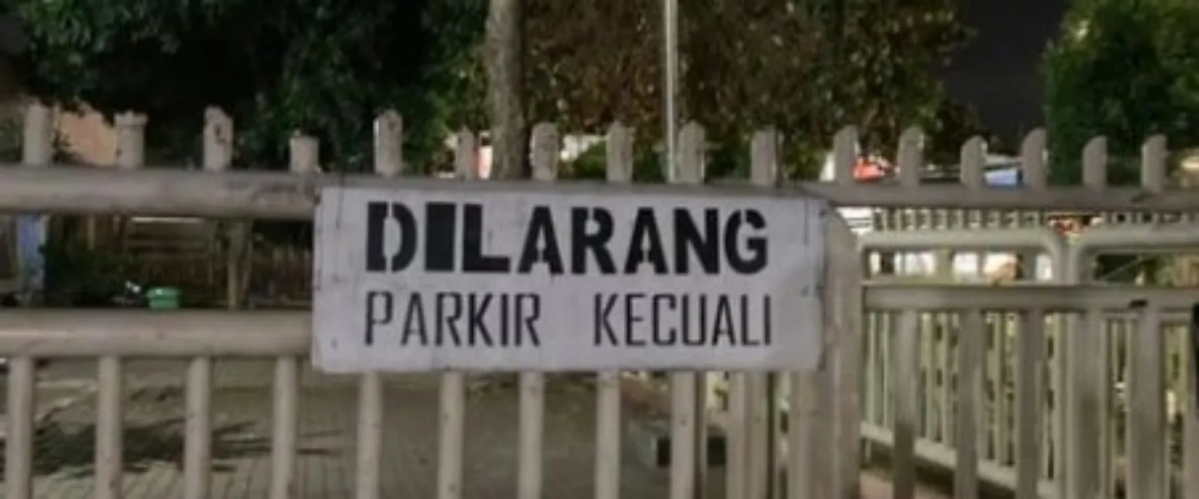 13 Papan peringatan larangan parkir ini tulisannya bikin gagal paham