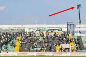 13 Potret lucu serba-serbi orang saat nonton bola di stadion