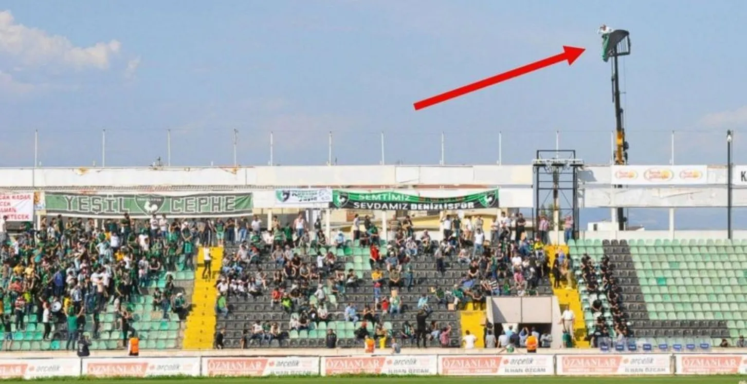 13 Potret lucu serba-serbi orang saat nonton bola di stadion