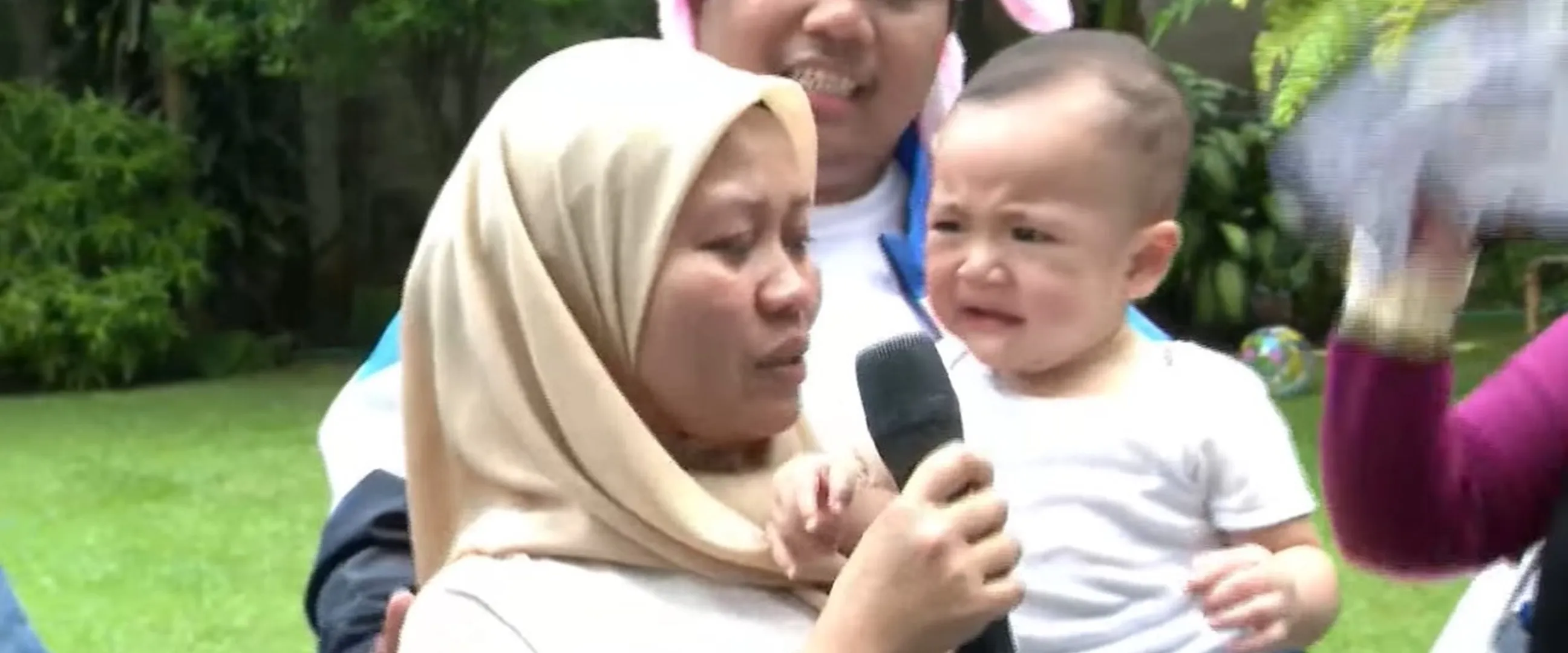 Seperti anak sendiri, intip 9 potret Sus Rini saat momong Rayyanza