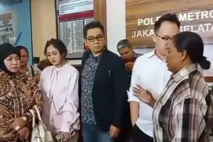 Momen penghina sujud minta maaf ke ibunda Dewi Perssik sambil nangis