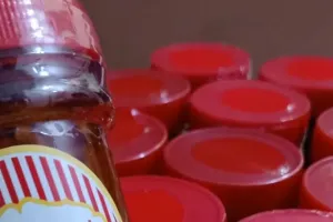Trik memasang segel botol sambal agar tertutup rapat, tak pakai mesin