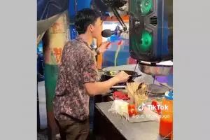 Jualan sambil karaoke, suara pedagang telur gulung ini banjir pujian