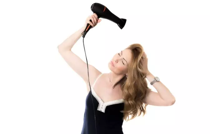 Tips pakai hair dryer agar rambut tidak rusak freepik.com Tips pakai hair dryer agar rambut tidak rusak freepik.com