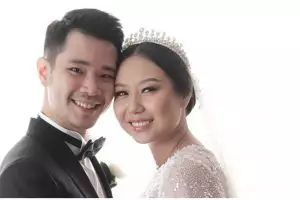 Sultan mah bebas!Jess No Limit & Sisca Kohl bagi suvenir nikah emas batangan 1 gram, ini 7 potretnya