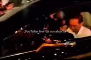 Jokowi terjebak kemacetan di Solo, sikap santai sapa warga tuai pujian